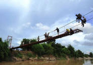 Esta foto muestra la construcción de uno de estos puentes solidarios en otra parte del mundo